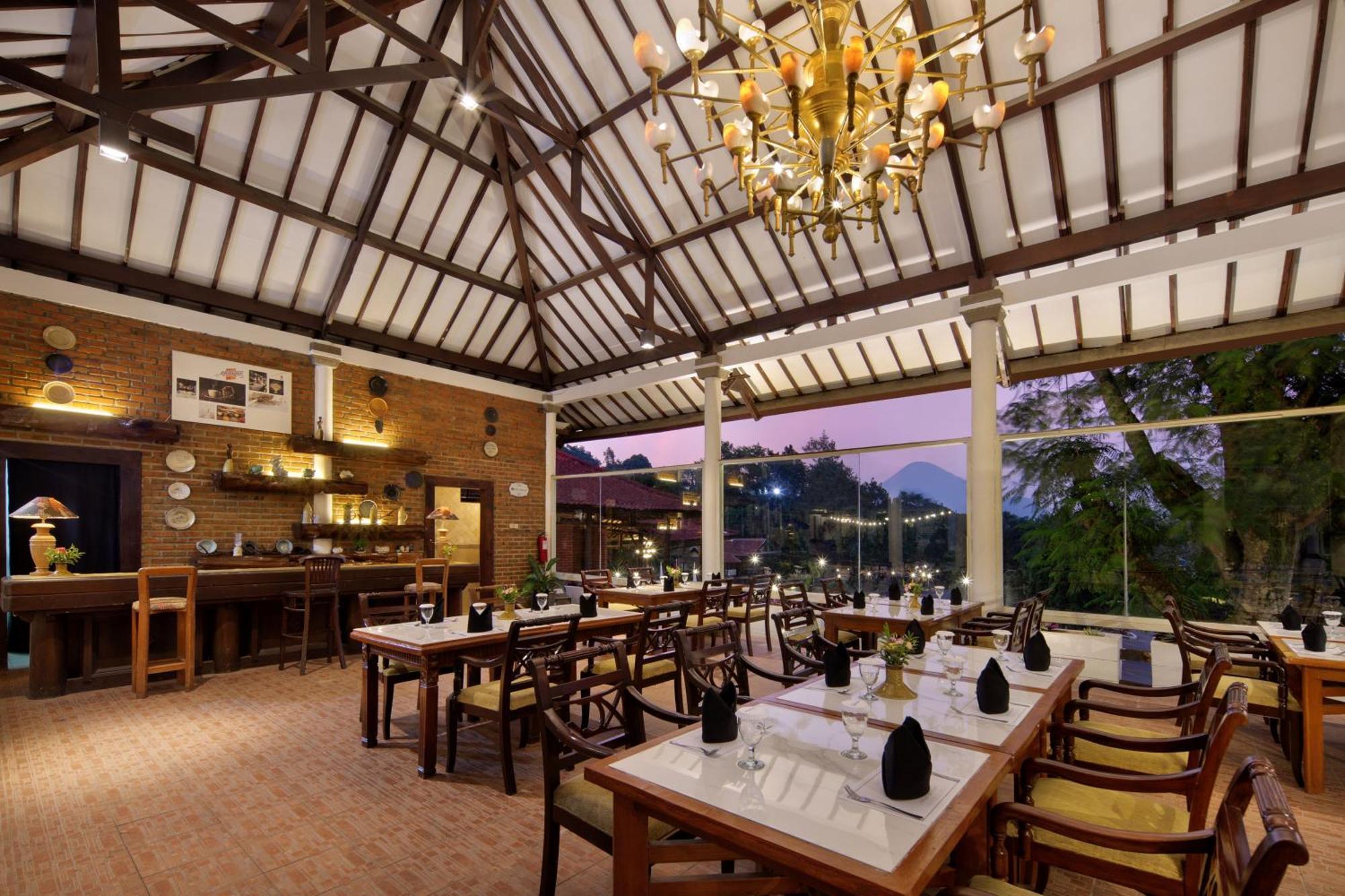 Royal Hotel And Villas Trawas Esterno foto