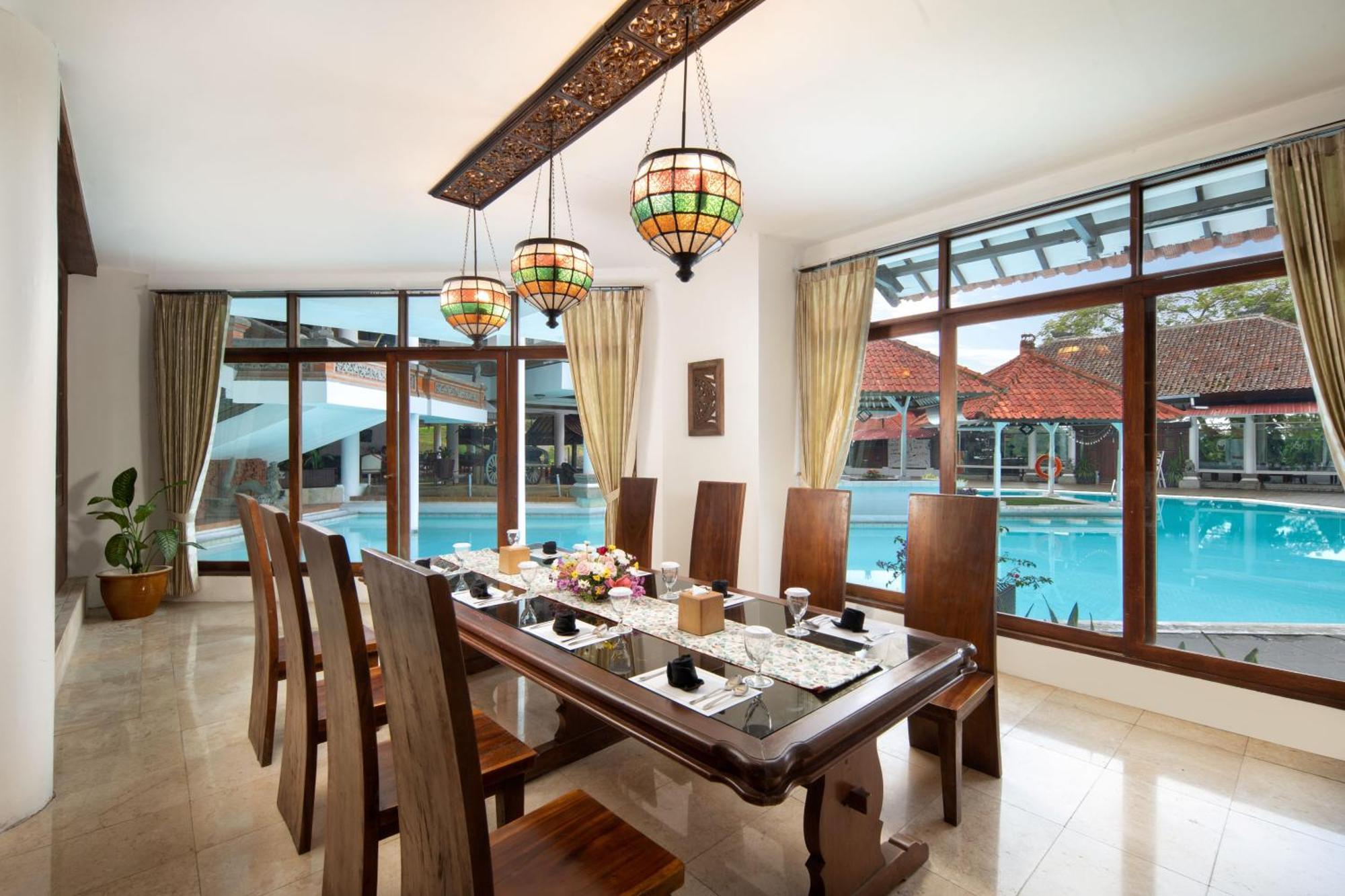 Royal Hotel And Villas Trawas Esterno foto