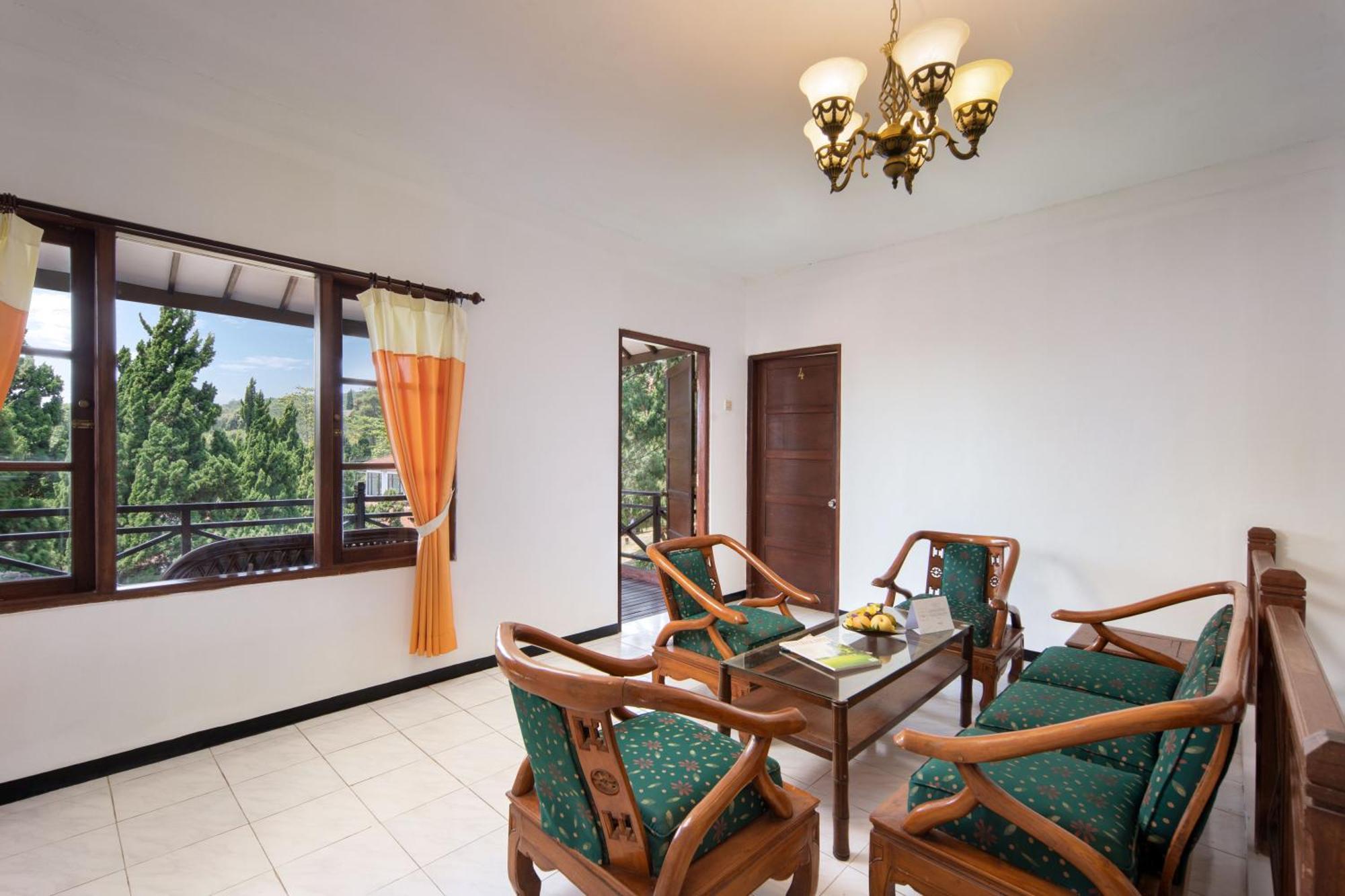 Royal Hotel And Villas Trawas Esterno foto
