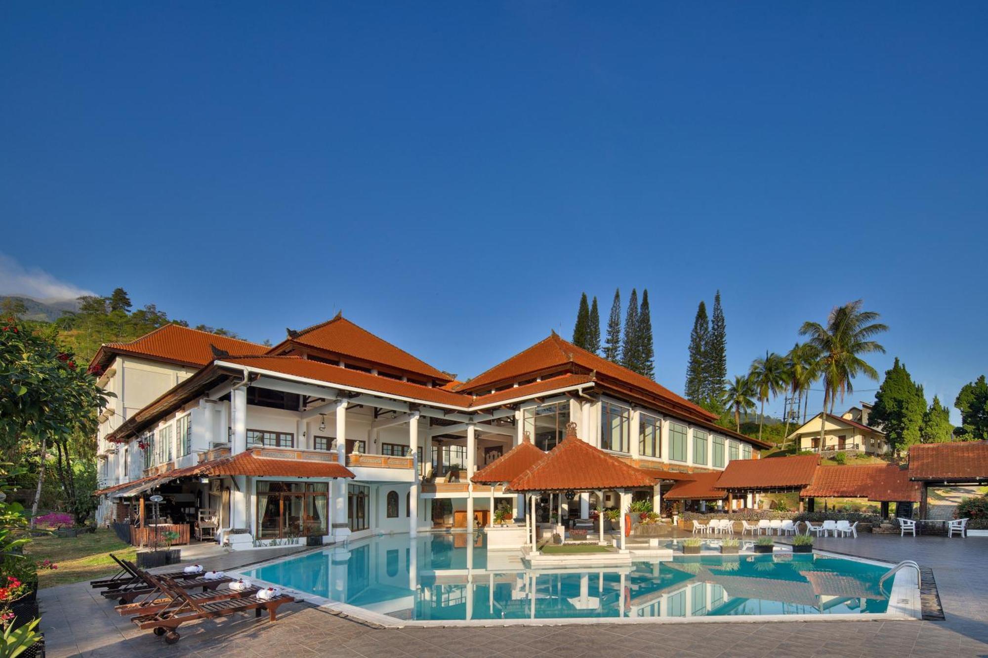 Royal Hotel And Villas Trawas Esterno foto