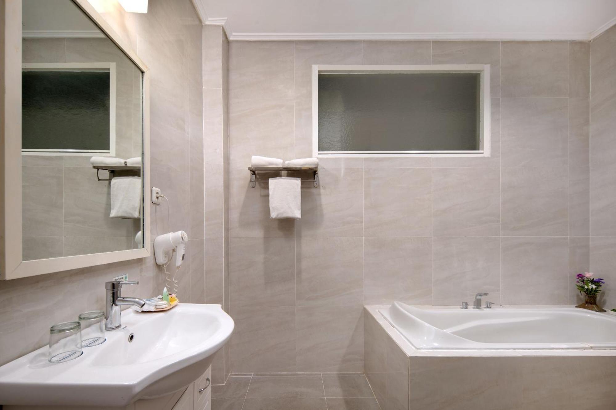 Royal Hotel And Villas Trawas Esterno foto