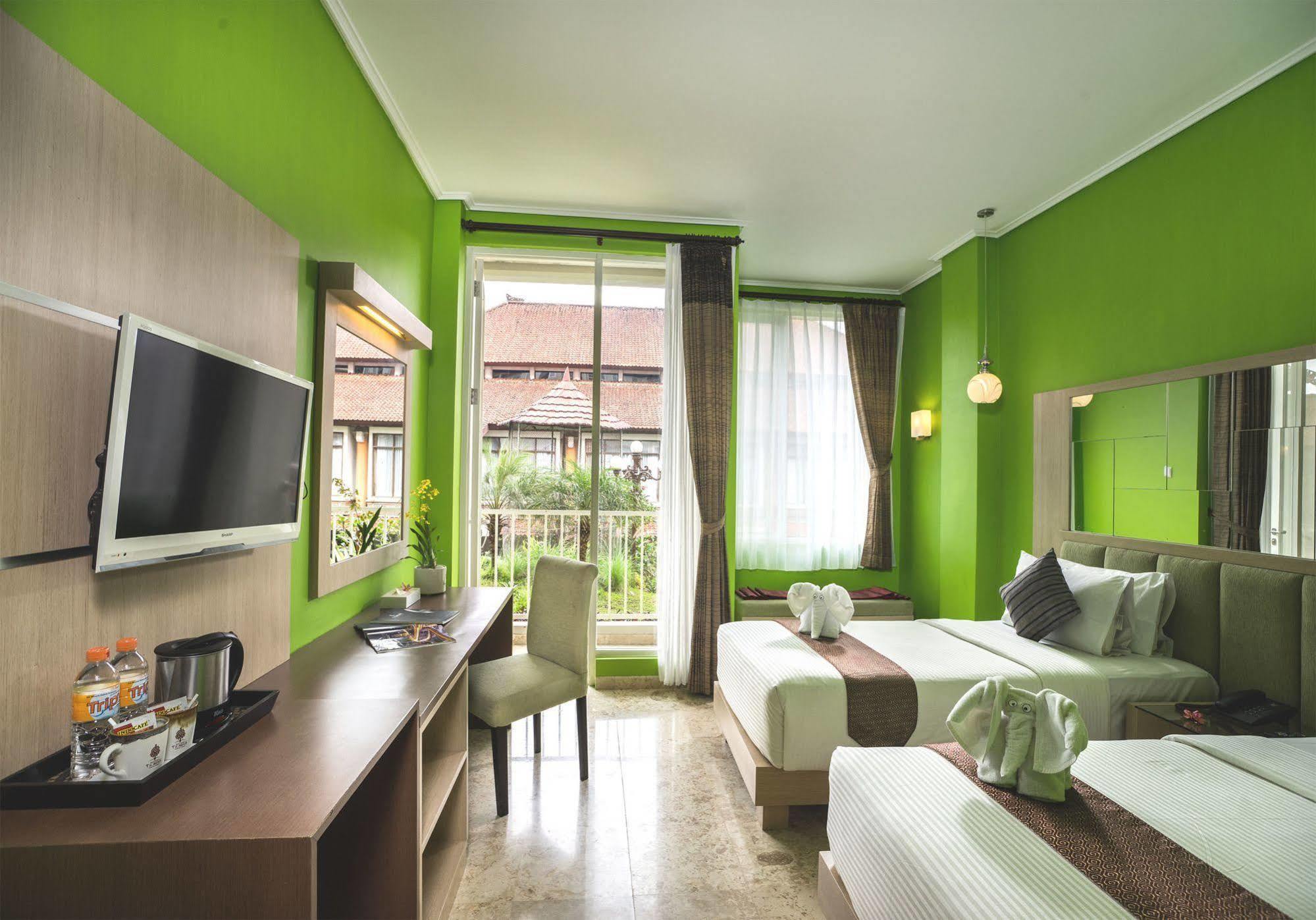 Royal Hotel And Villas Trawas Esterno foto