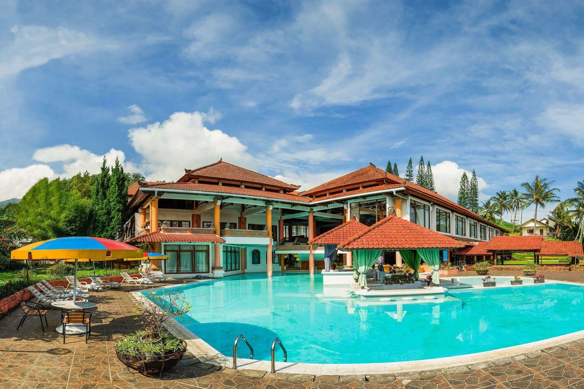 Royal Hotel And Villas Trawas Esterno foto